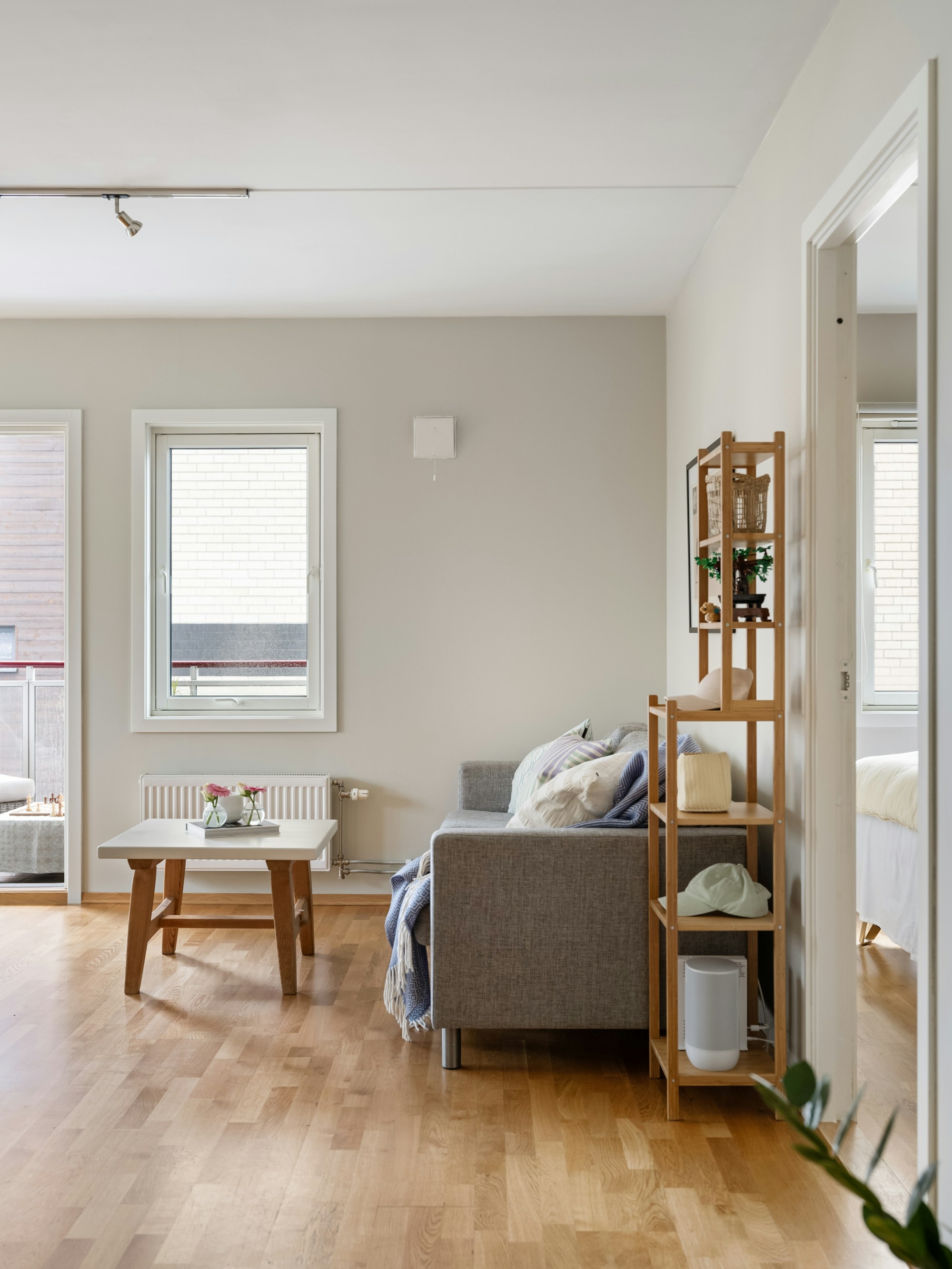 Lichte woonkamer met houten vloer en comfortabele zithoek